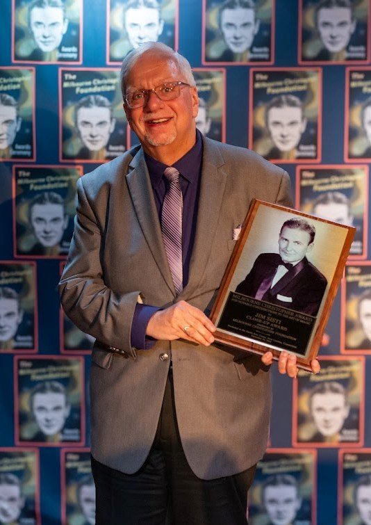 Jim Sisti holding his 2026 Milbourne Christopher Close-up Magic Award